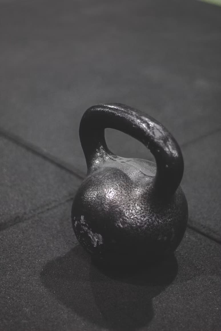 Kettlebell på ett gymgolv