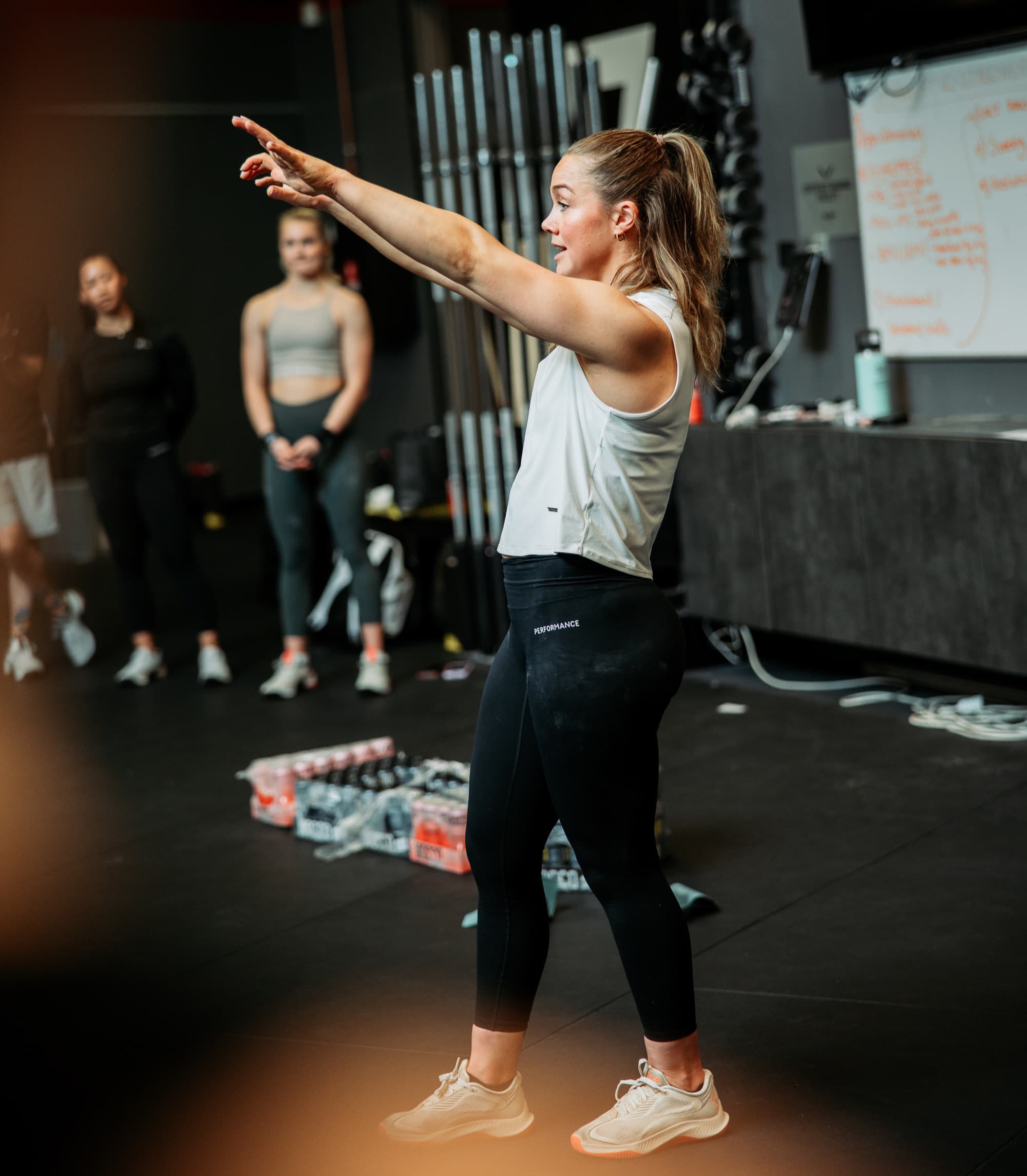 Maria instruerar under ett träningspass