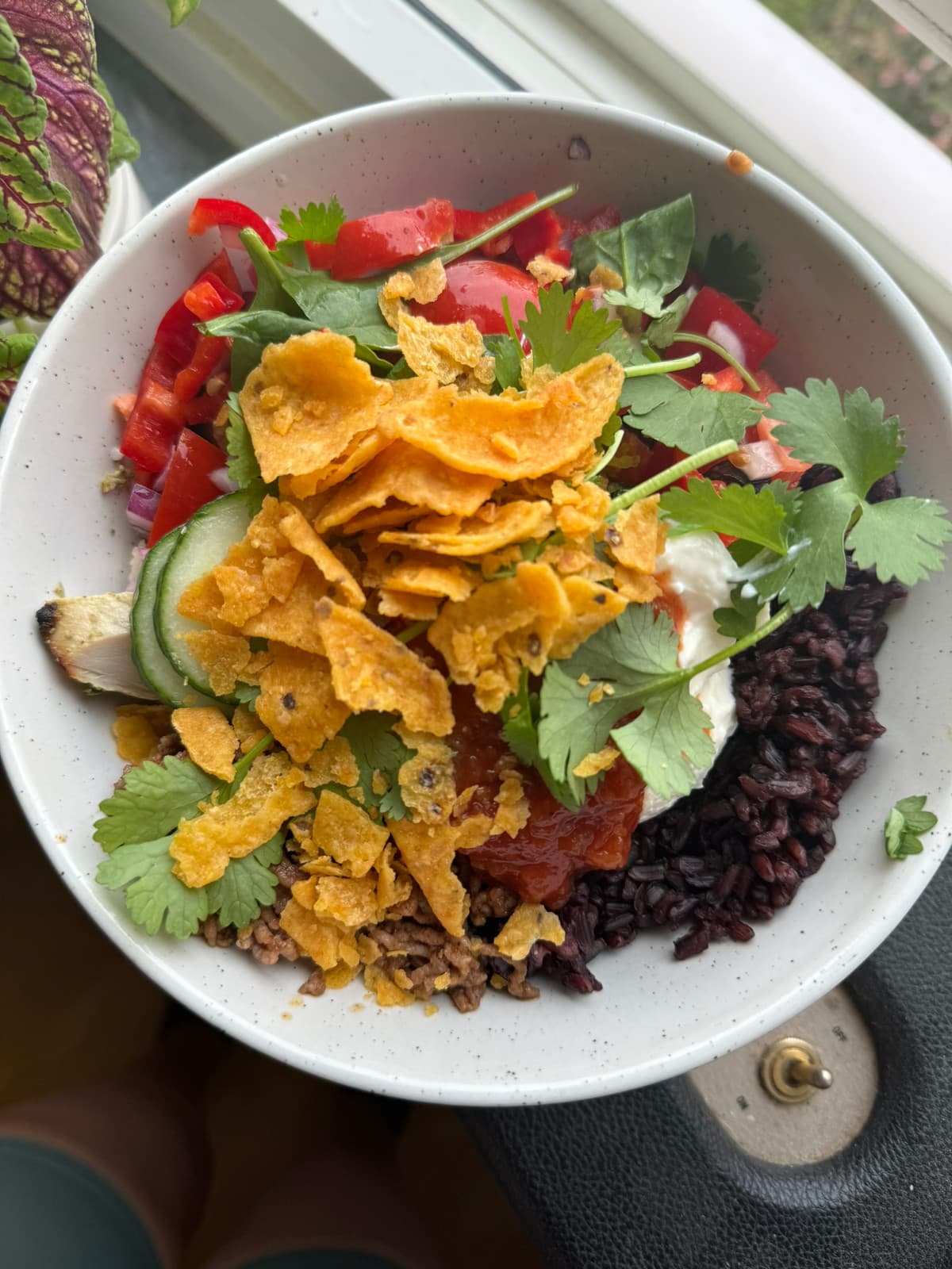 En skål med ris, grönsaker och tortillachips