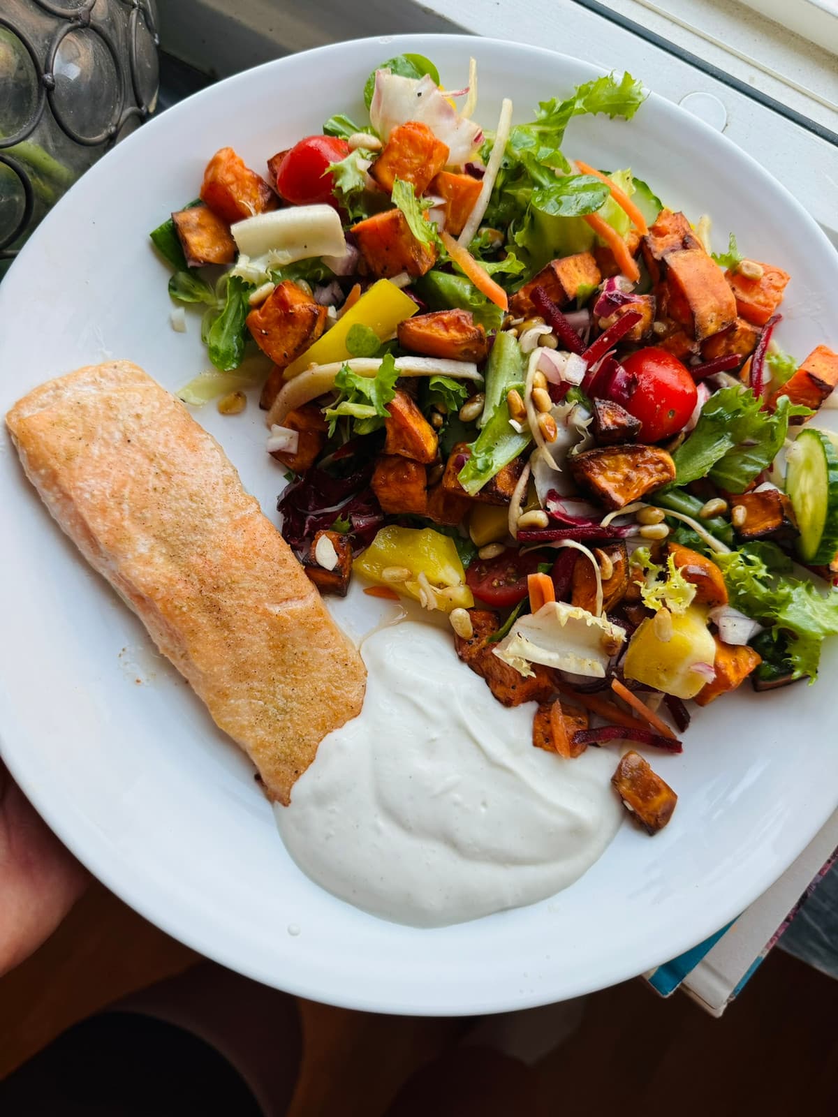 Kyckling med färgglad sallad och yoghurtsås