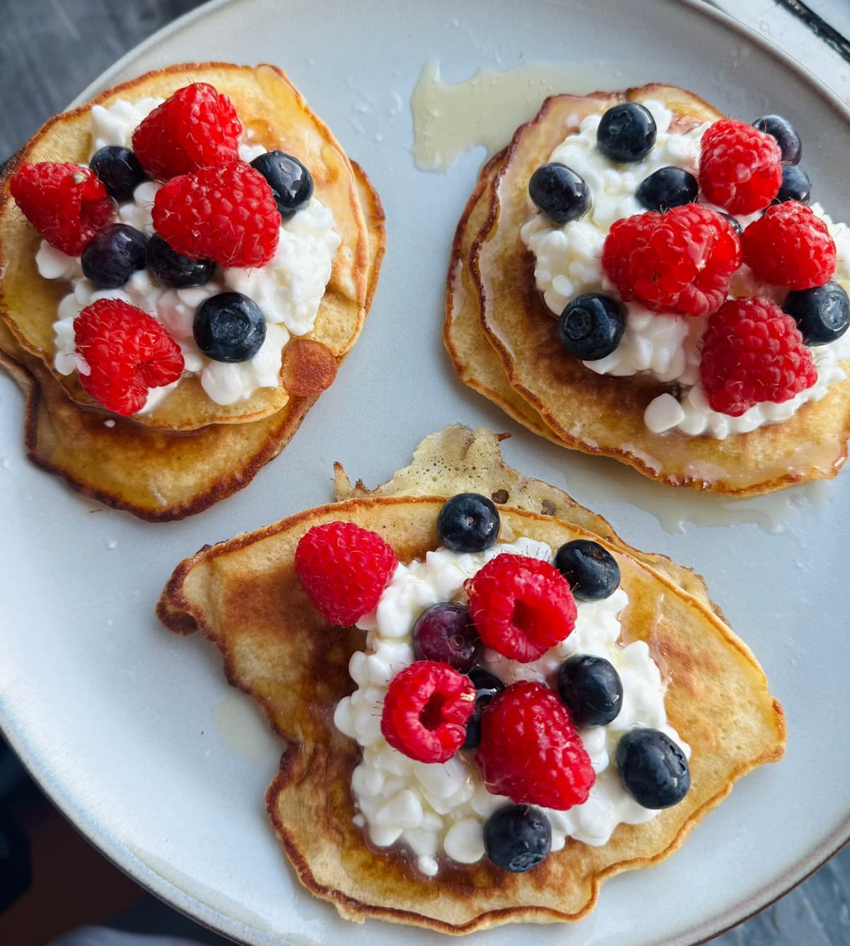 Pannkakor med yoghurt och färska bär