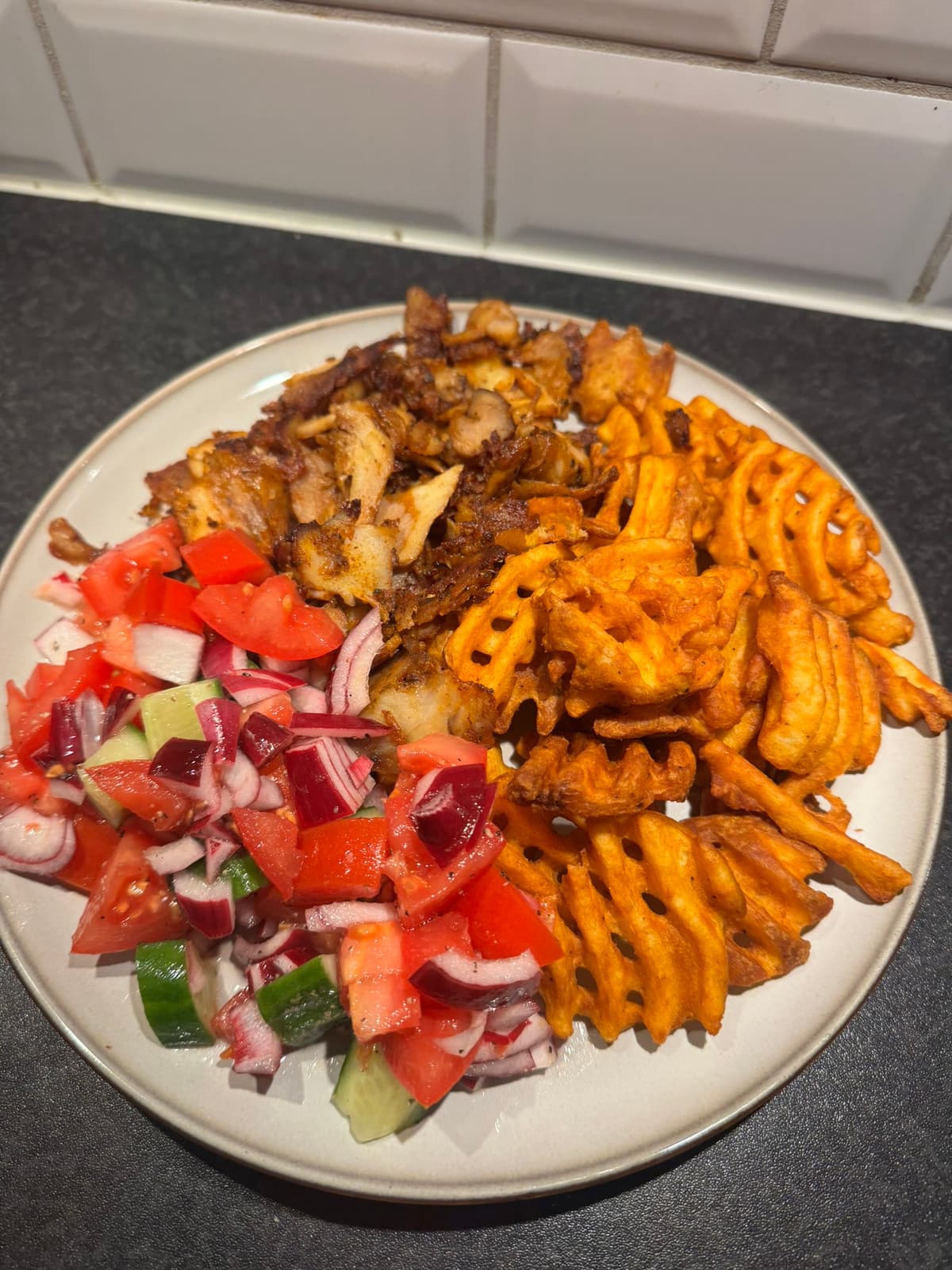 Kyckling med sötpotatispommes och sallad