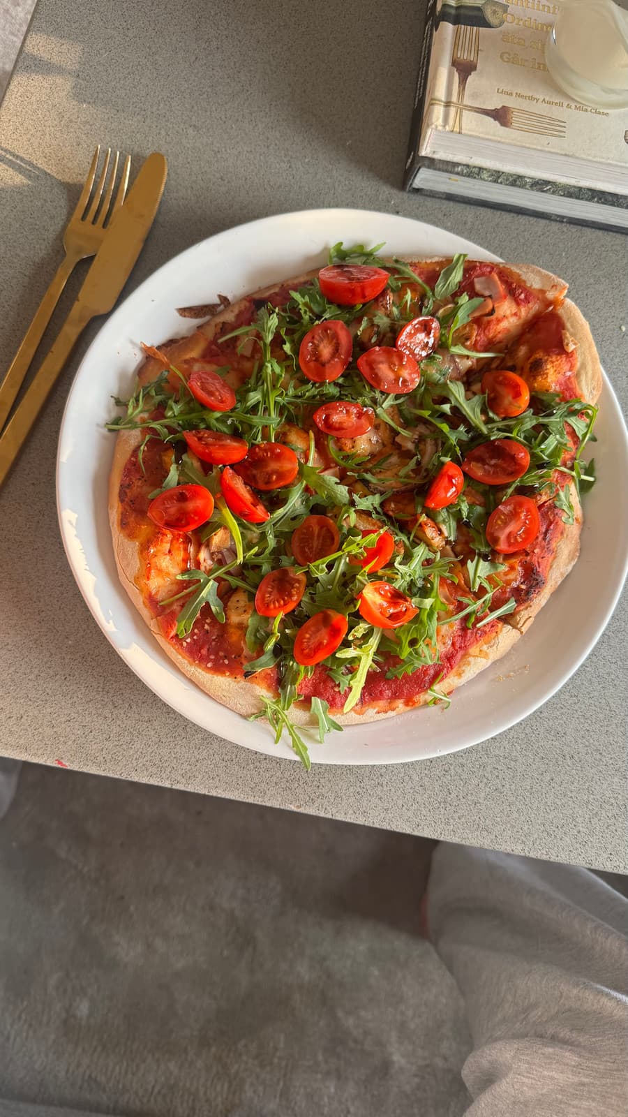 Pizza med tomat och ruccola