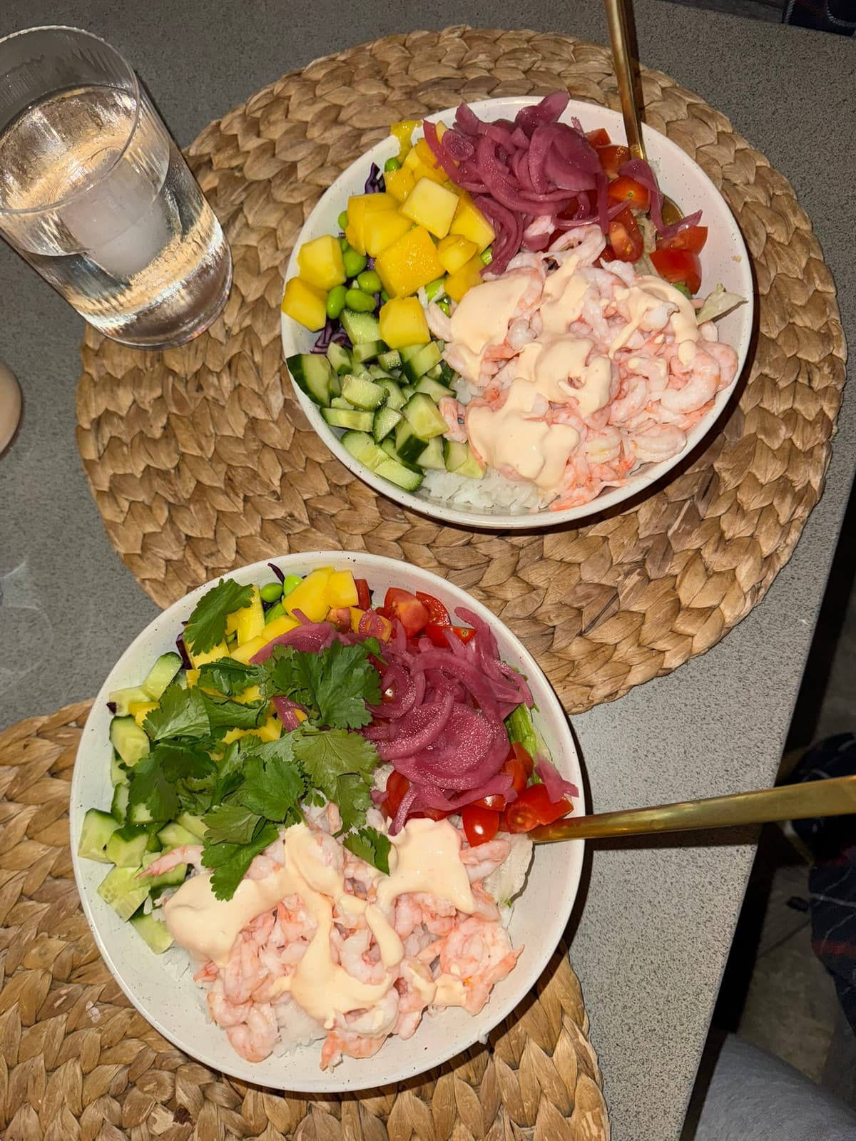 Två skålar med räkor, ris, mango, edamame och grönsaker
