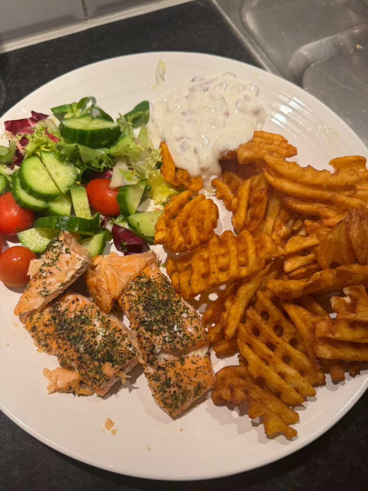 Lax med pommes frites, sallad och kall sås