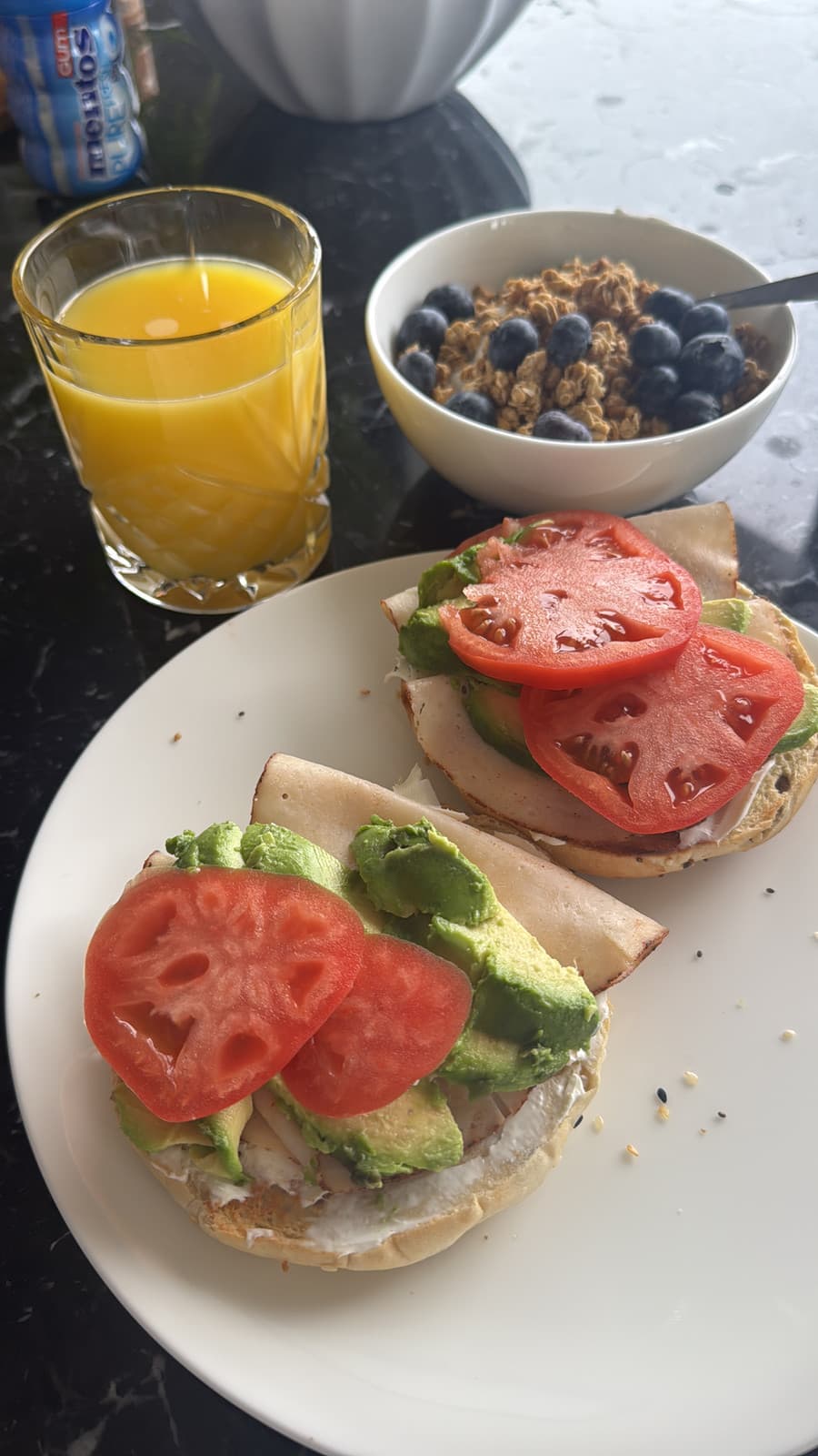 Frukostmackor med avokado och tomat, serverade med blåbär och juice