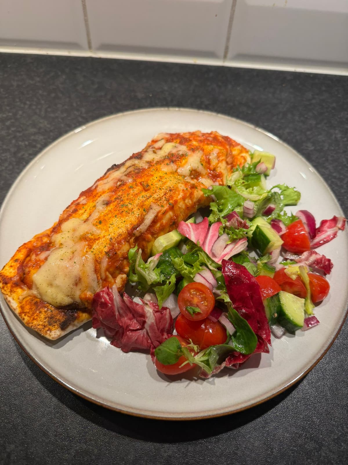 Ostgratinerad tortilla med sallad och tomat