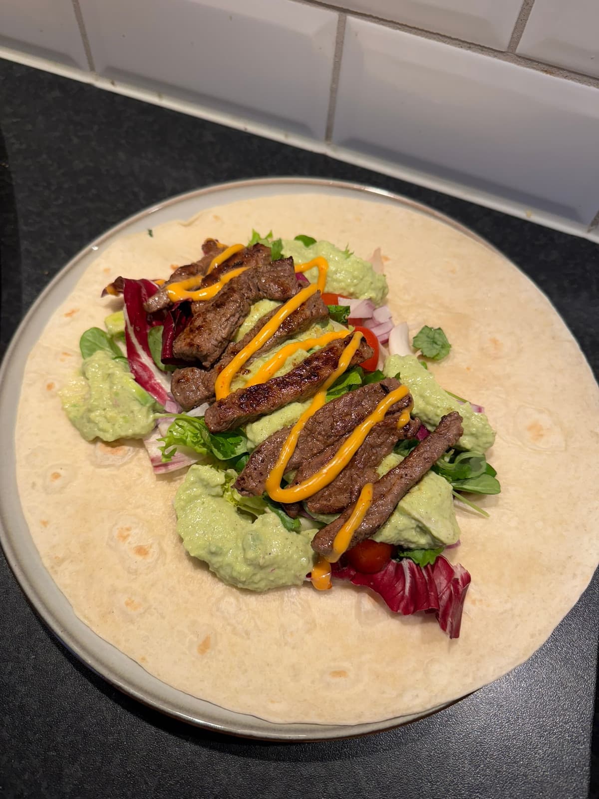Tortillabröd med kött, grönsaker och grön sås