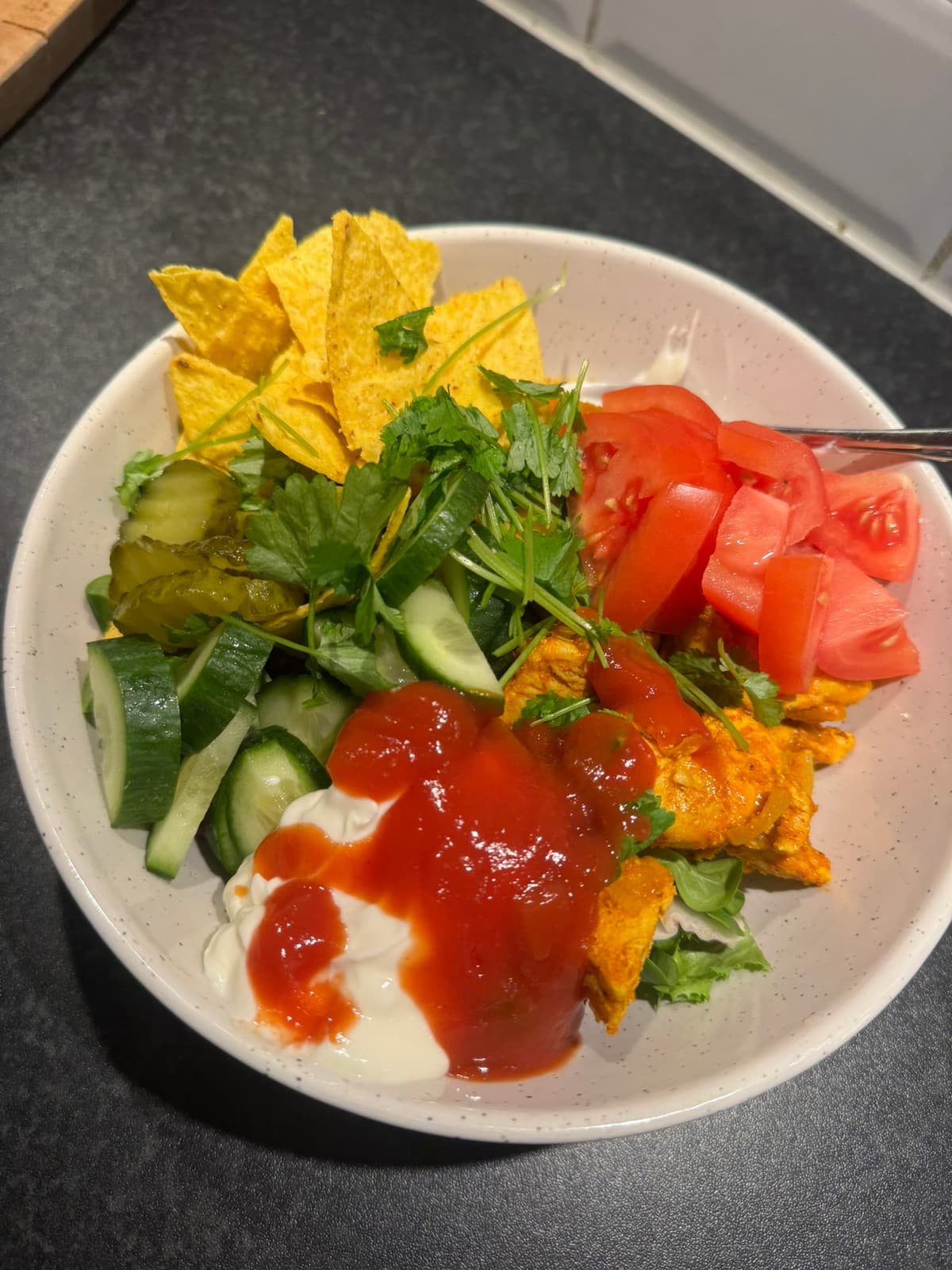 Måltidsskål med tortillachips, grönsaker och två såser