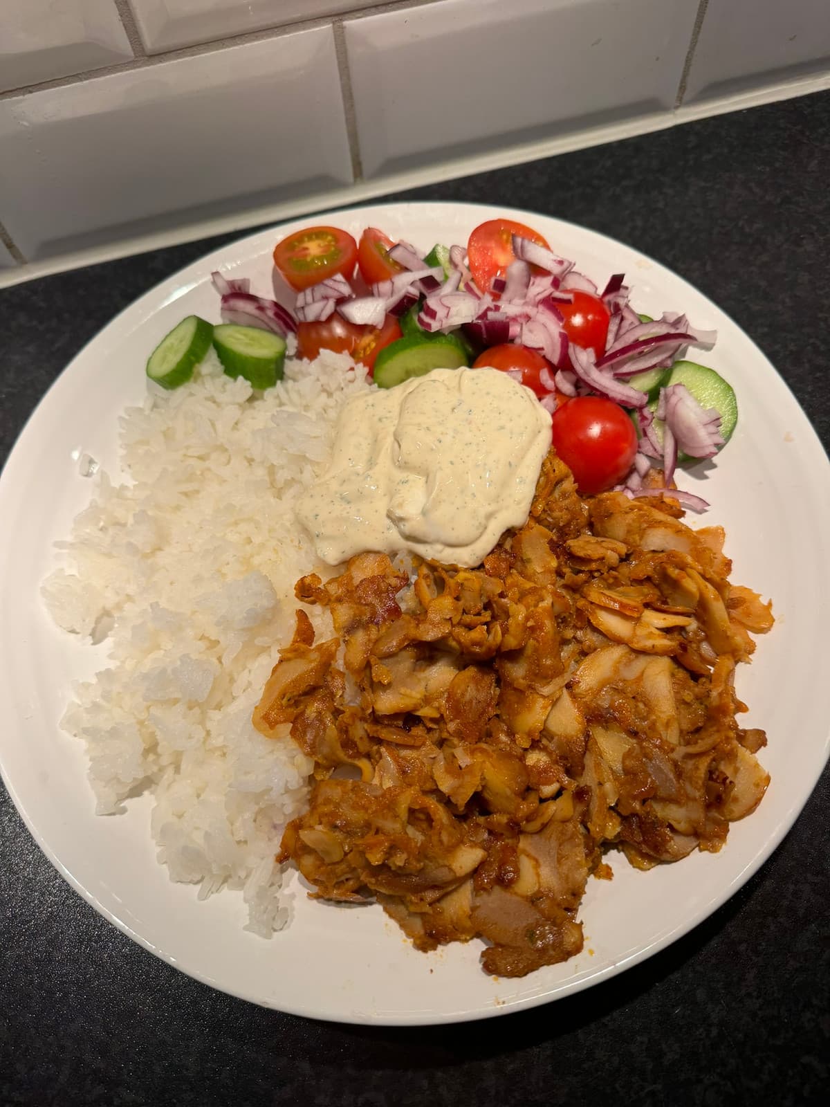 Ris med kryddad kyckling, grönsaker och ljus sås