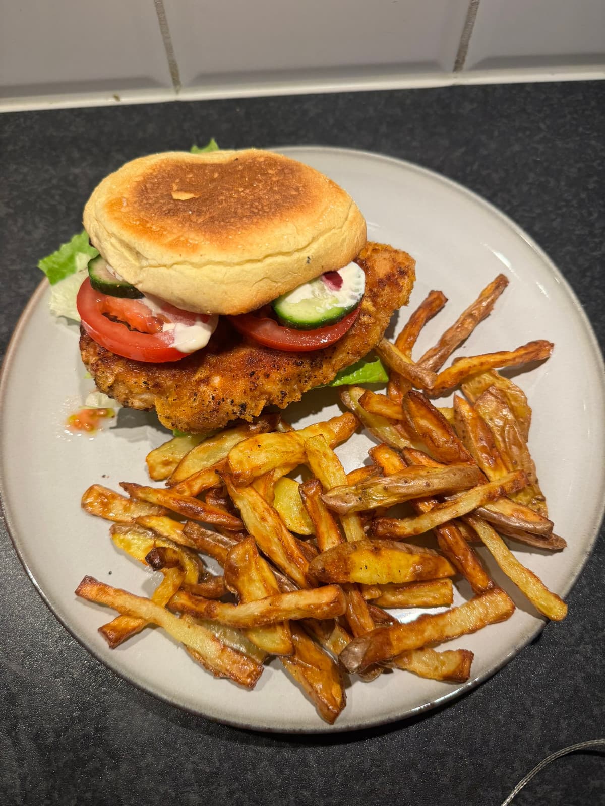 Hamburgare med sallad och pommes frites
