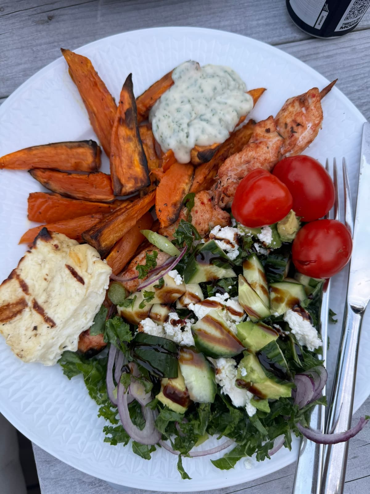 Lax med sötpotatis, sallad, ost och örtig sås