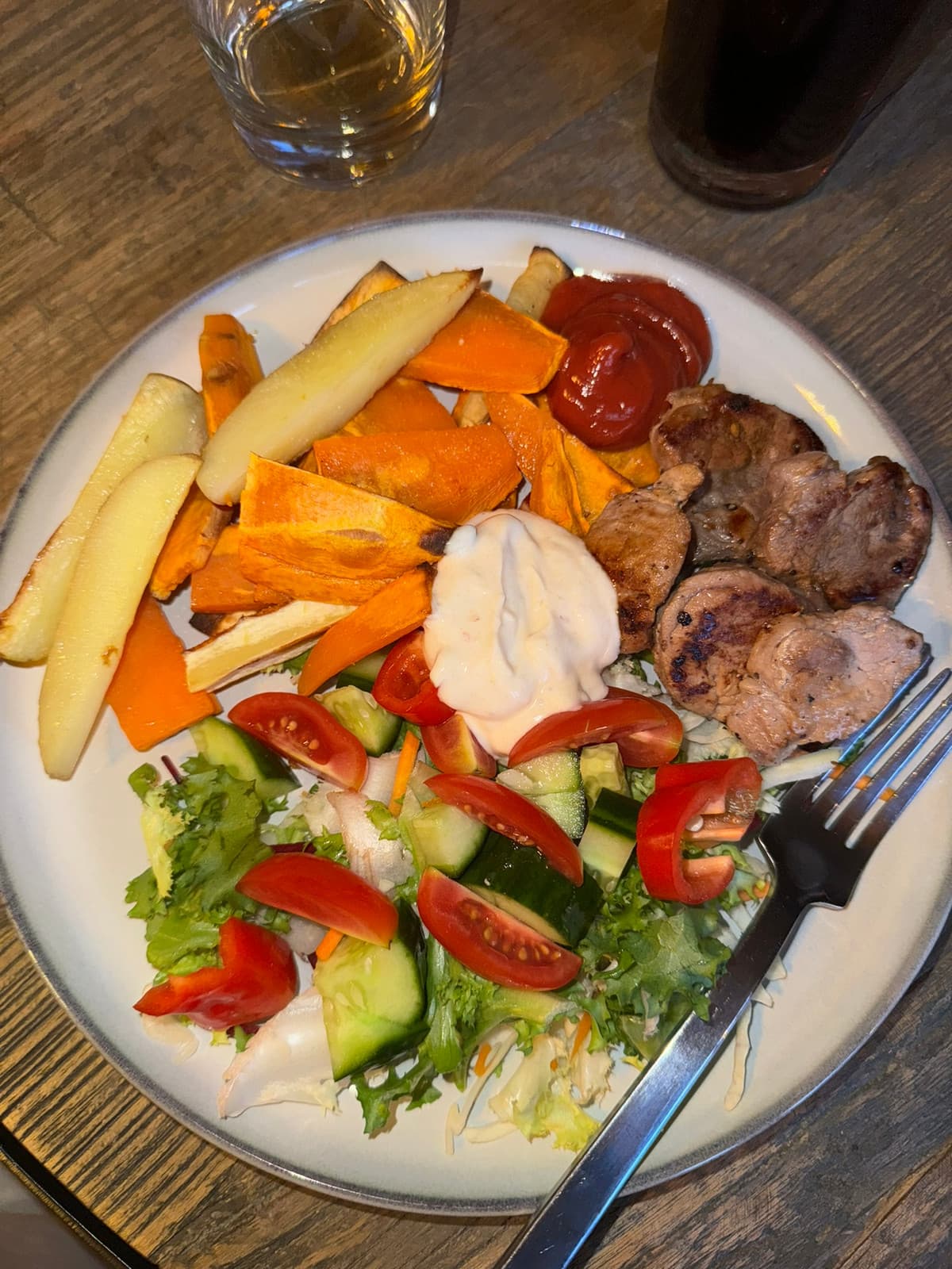 Kött med rostad potatis, sallad och två såser