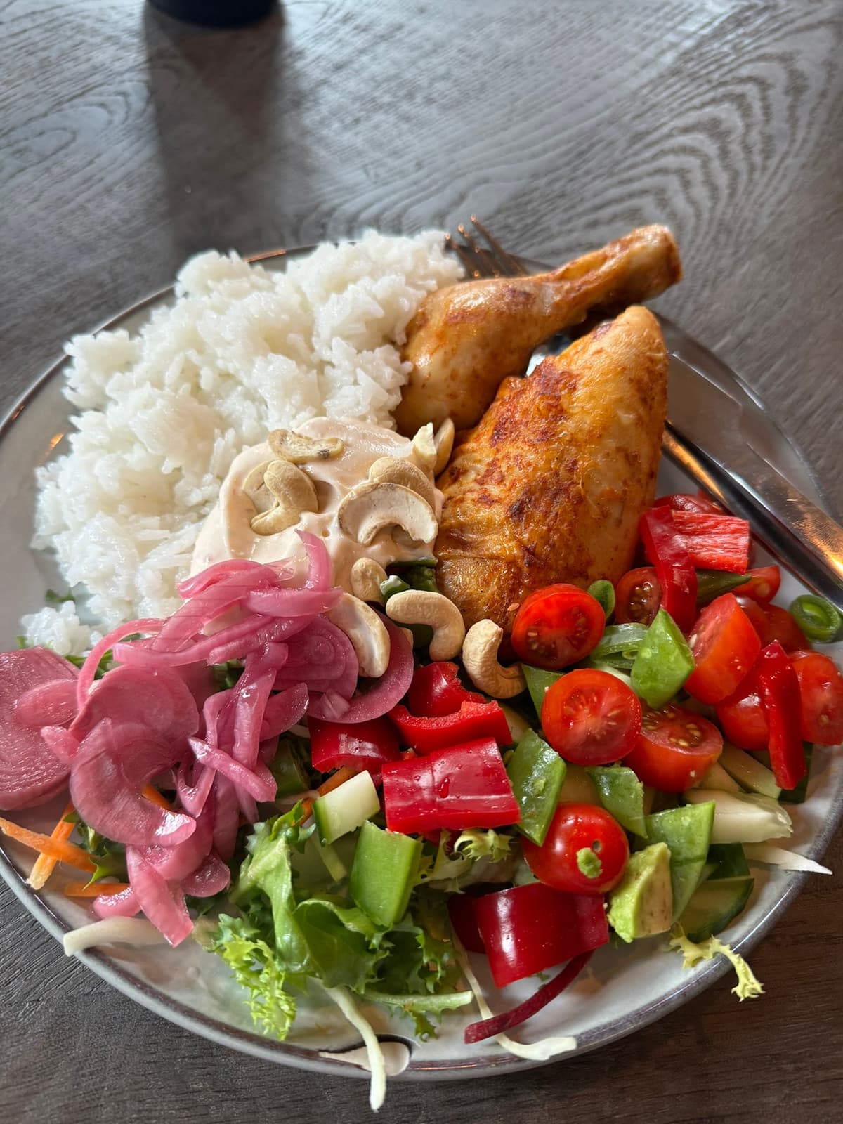 Kyckling med ris, grönsaker, picklad rödlök och cashewnötter