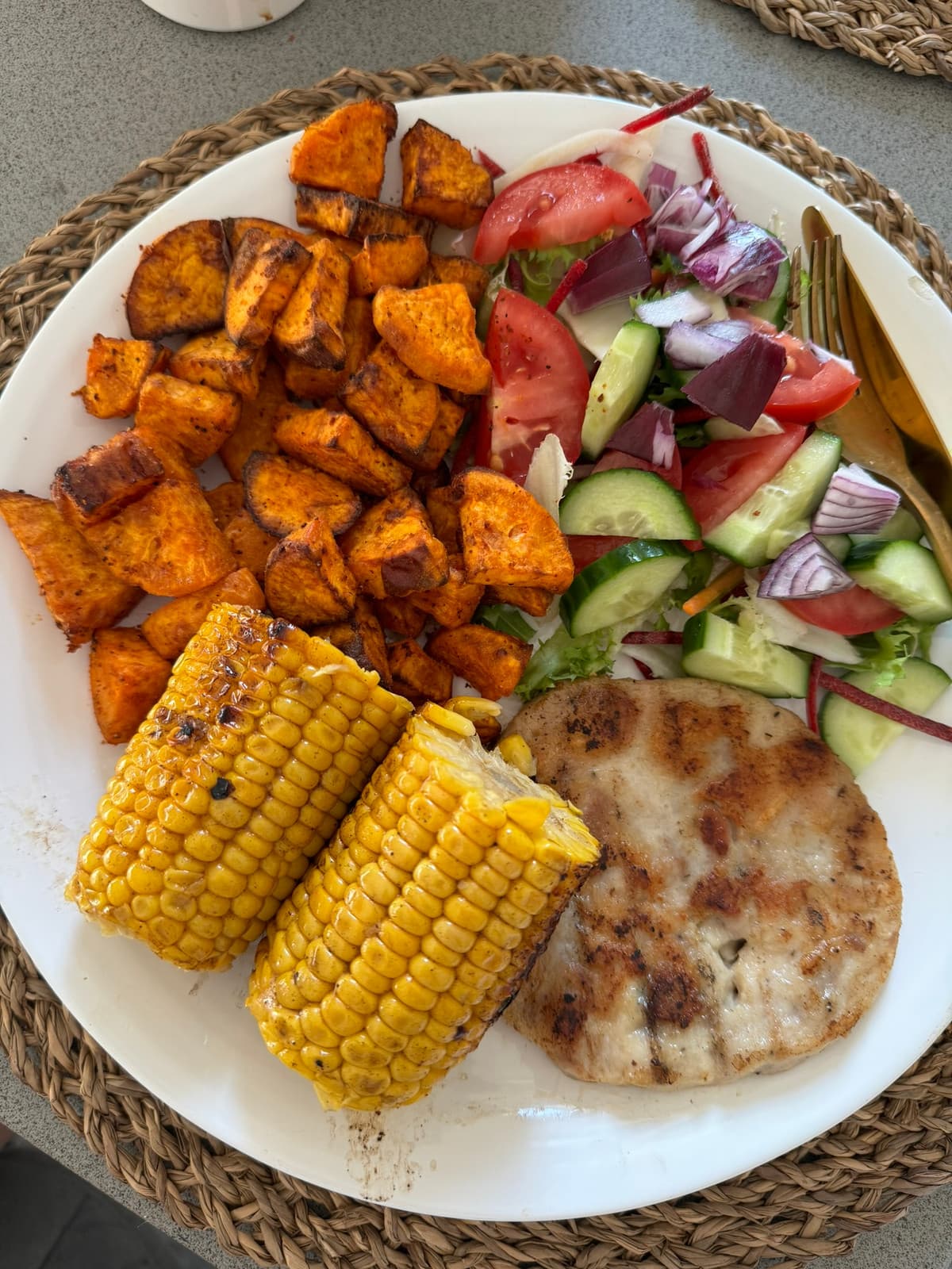 Stekt filé med sötpotatis, majskolvar och sallad