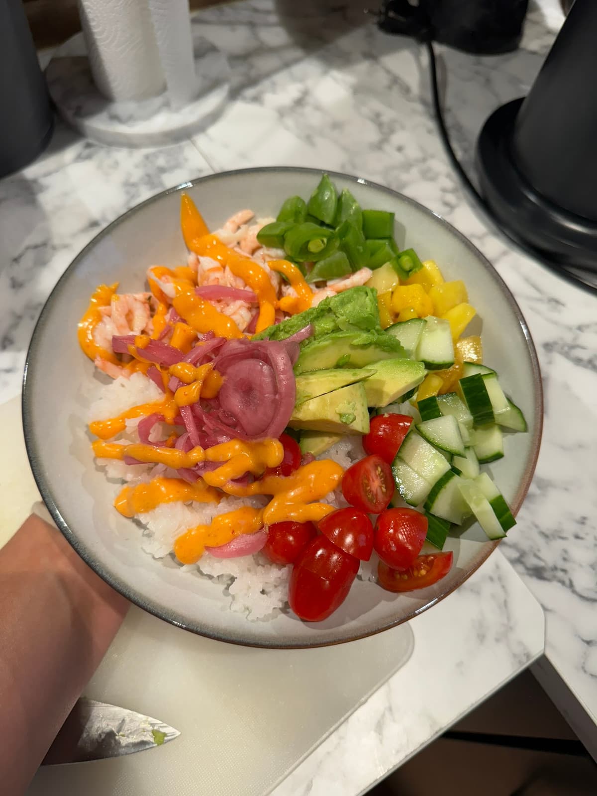 Ris med räkor, avokado, mango, grönsaker och orange sås