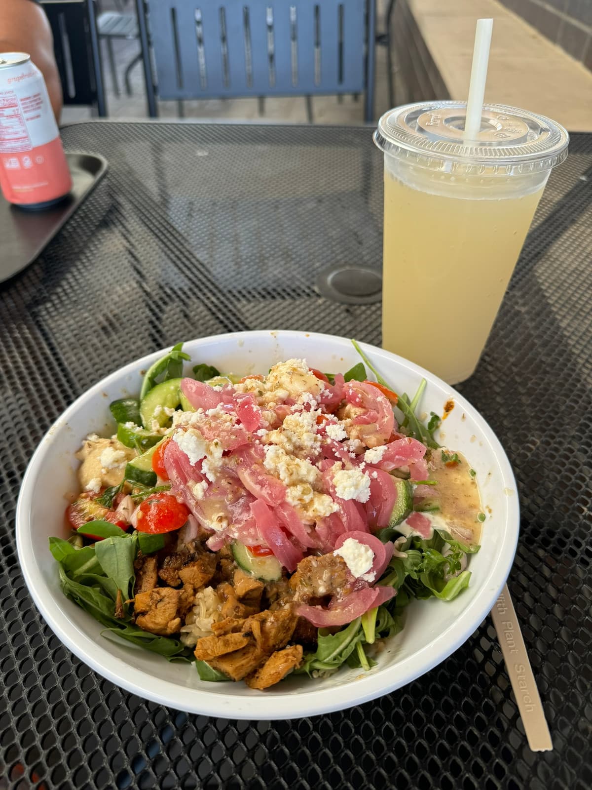 Sallad med kyckling, picklad rödlök, ost och krämig dressing